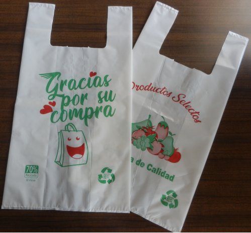Bolsas de plástico adecuadas a la nueva normativa en vigor a partir del 1 de enero de 2021.
Estas bolsas están fabricadas en 50 micras, con un 70% de material reciclado. 
Este tipo de bolsa está permitida con la nueva normativa y está exenta de cobro. Esta bolsa puede cobrarse o no su cliente, al tratarse de una bolsa reutilizable.
Bolsas estándar y personalizables en diferentes medida y formato.