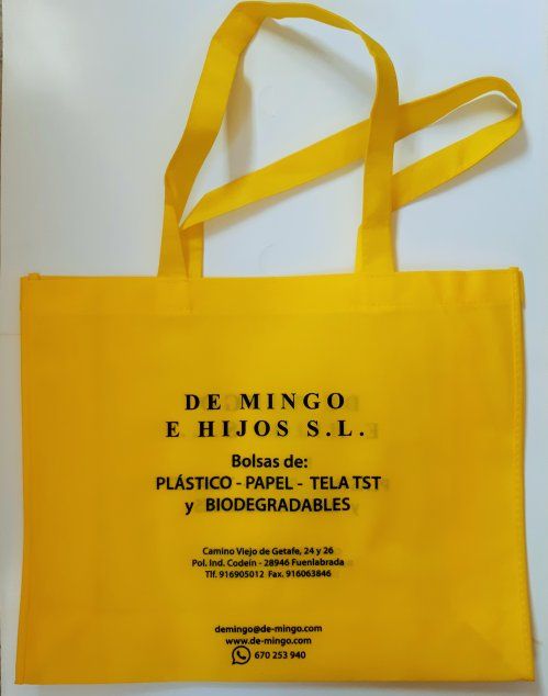 Bolsas realizadas en tejido sin costuras, con altísima resistencia y en numerosos formatos y colores.
Se pueden personalizar desde pequeñas cantidades (400 unidades) y con un plazo de entrega muy rápido.
Es un tipo de bolsa ideal para ser reutilizada de forma habitual y que supone un buen impacto publicitario.