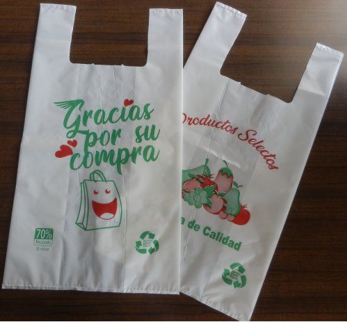 Bolsas de plástico adecuadas a la nueva normativa en vigor a partir del 1 de enero de 2021.
Estas bolsas están fabricadas en 50 micras, con un 70% de material reciclado. 
Este tipo de bolsa está permitida con la nueva normativa y está exenta de cobro. Esta bolsa puede cobrarse o no su cliente, al tratarse de una bolsa reutilizable.
Bolsas estándar y personalizables en diferentes medida y formato.