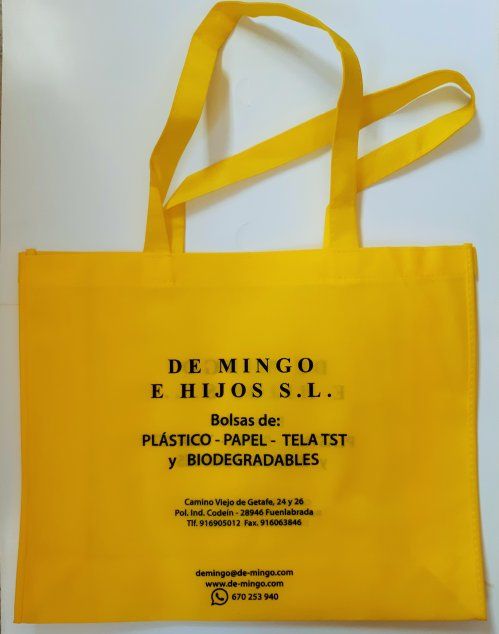 Bolsas realizadas en tejido sin costuras, con altísima resistencia y en numerosos formatos y colores.
Se pueden personalizar desde pequeñas cantidades (400 unidades) y con un plazo de entrega muy rápido.
Es un tipo de bolsa ideal para ser reutilizada de forma habitual y que supone un buen impacto publicitario.